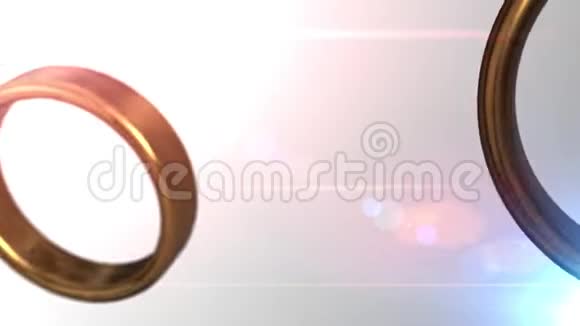 两个金色结婚戒指与美丽的灰色背景融合在一起视频的预览图