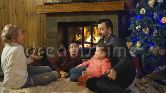 在圣诞节前在壁炉满足家人的需求视频的预览图