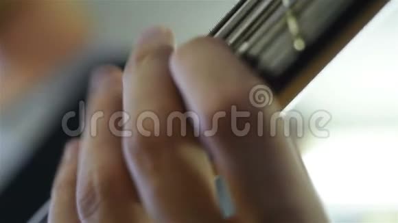 吉他手弹电低音吉他视频的预览图