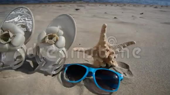 海滩上的太阳镜拖鞋和海星高清机动滑块1080便士视频的预览图