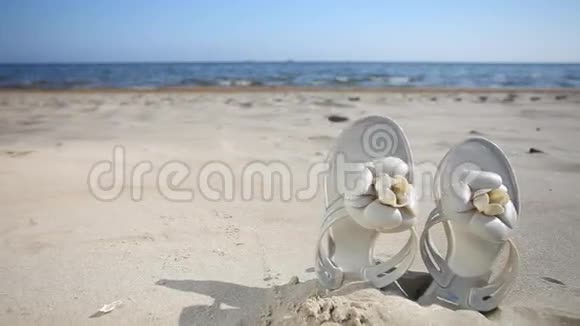 沙滩上的女拖鞋全高清机动滑块1080便士视频的预览图