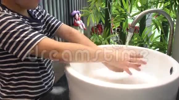 亚洲小男孩洗手视频的预览图