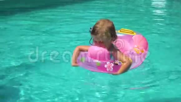 女孩在游泳池游泳视频的预览图