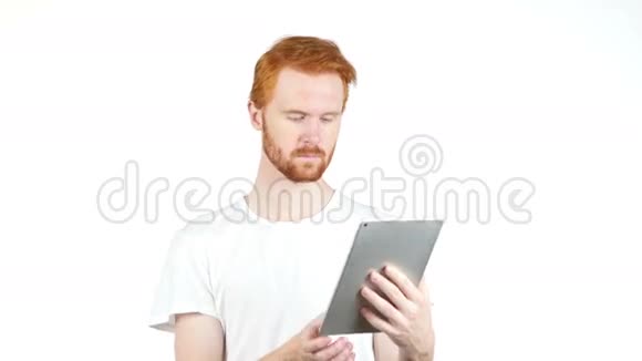 年轻的现代人使用数字平板电脑视频的预览图