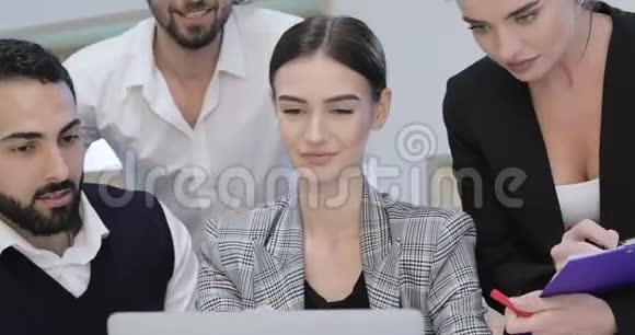 商务会议在现代办公室工作电脑的人视频的预览图