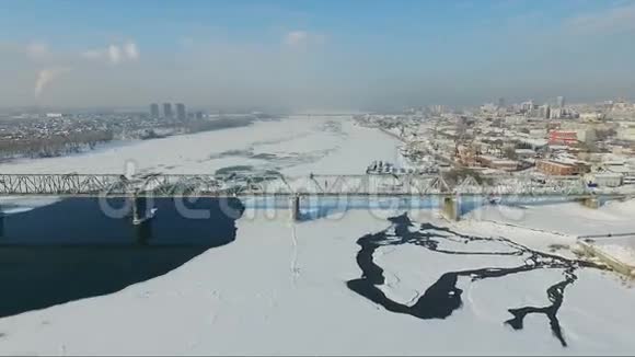 冬天飞过冰冻的河流跨河大桥视频的预览图