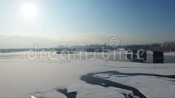 冬天飞过冰冻的河流跨河大桥视频的预览图
