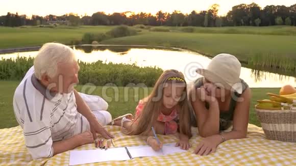 小女孩和祖父母一起画画视频的预览图