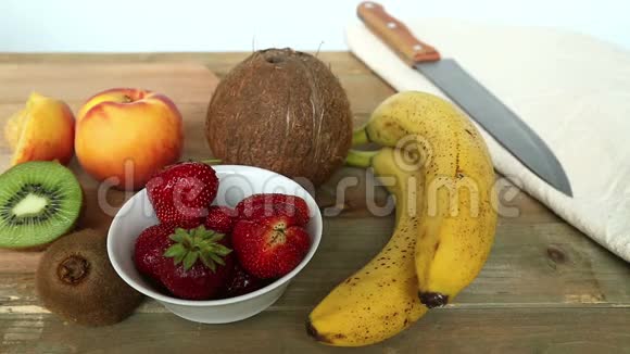 水果鸡尾酒的小板上有香蕉草莓桃子视频的预览图
