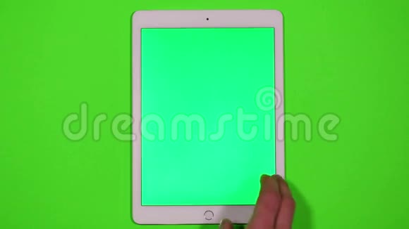 使用绿色屏幕数字平板电脑的人视频的预览图