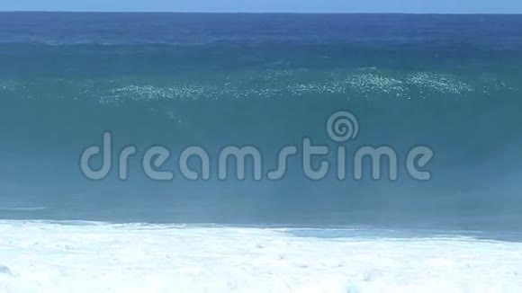 慢运动海浪撞击视频的预览图