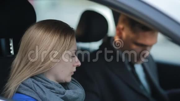 女人和男人在车里说话视频的预览图