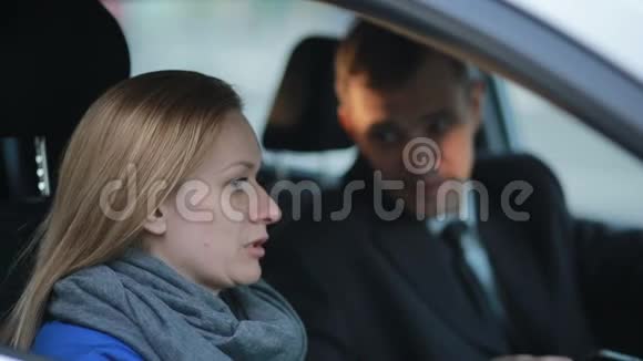 女人和男人在车里说话视频的预览图