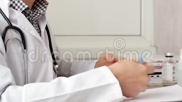 医生通过手势为病人解释一些事情视频的预览图