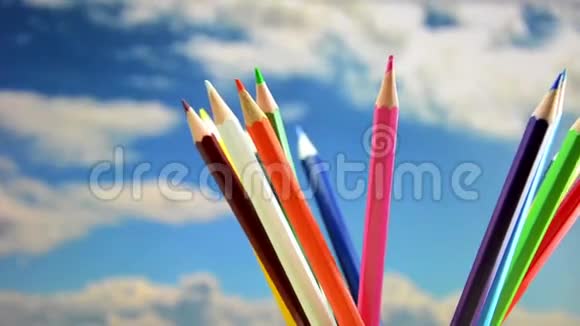 彩色铅笔在背景中旋转天空视频的预览图