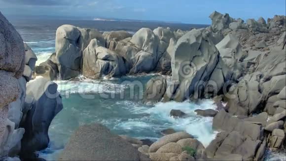 薄雾形成的花岗岩海岸湾卡波泰斯塔萨迪尼亚意大利视频的预览图