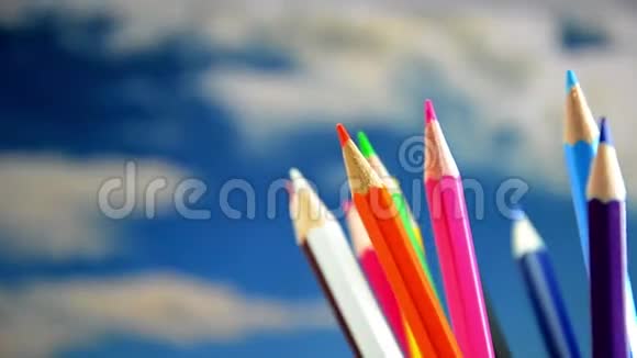 彩色铅笔在背景中旋转天空视频的预览图