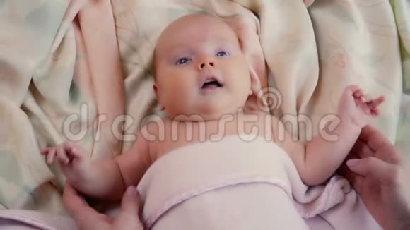 两个月大的女婴躺在床上视频的预览图