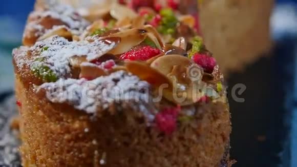 切蛋糕上的核桃刨花宏美味的甜点蛋糕自制糕点坚果蛋糕视频的预览图