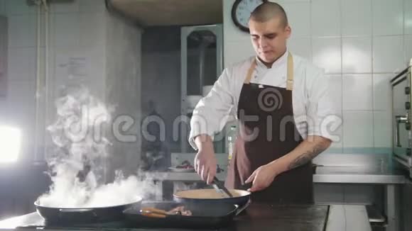 厨师在餐厅烹饪意大利面视频的预览图