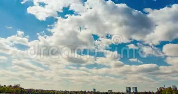 在城市景观上移动云的时间推移视频的预览图