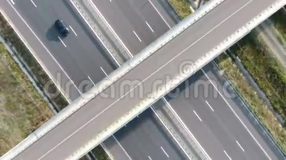 从直升机上看到高速公路视频的预览图