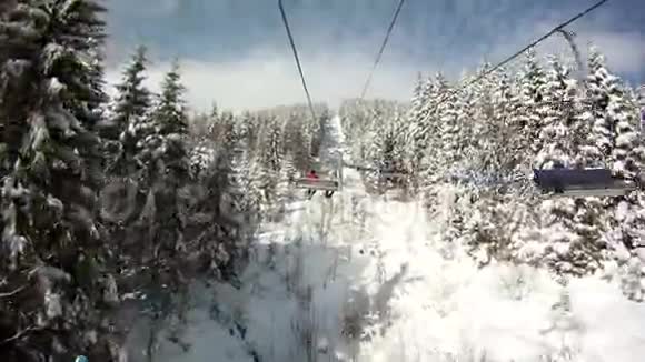 滑雪者站在滑雪电梯上围绕全景和视频的预览图