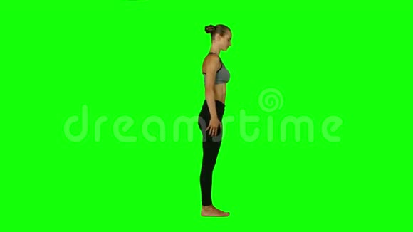 绿色背景下的女性瑜伽姿势绿色屏幕视频的预览图