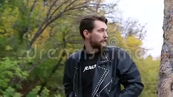 穿黑色皮夹克的长胡子帅哥视频的预览图