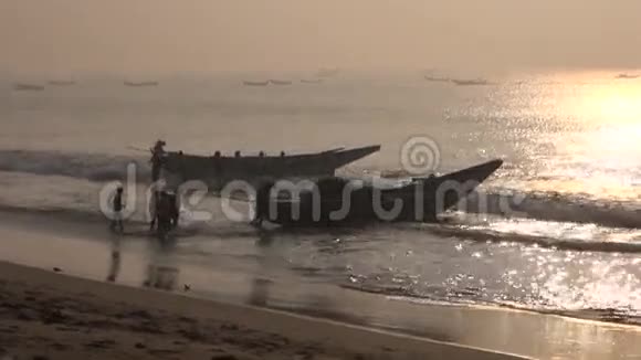 印度孟加拉湾的渔民和船只剪影视频的预览图