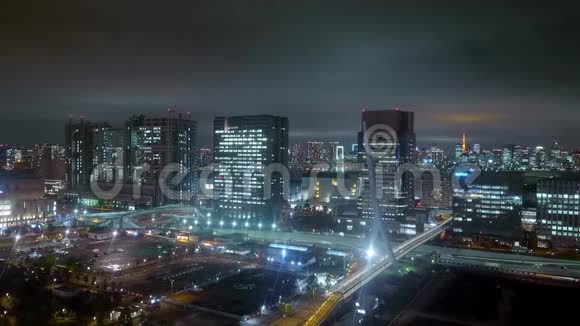 夜晚在东京上空鸟瞰美丽的城市灯光视频的预览图