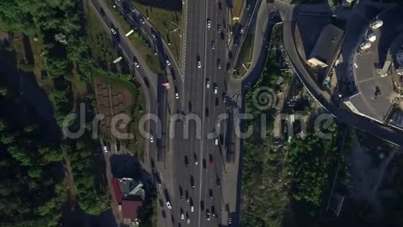 在高速公路立交桥上驾驶的无人视野汽车公路交叉口的汽车交通视频的预览图