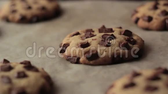 巧克力饼干在烤箱里烤视频的预览图