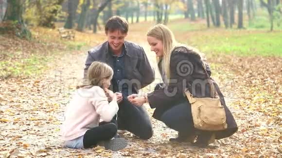 父母在公园里和女儿玩游戏视频的预览图