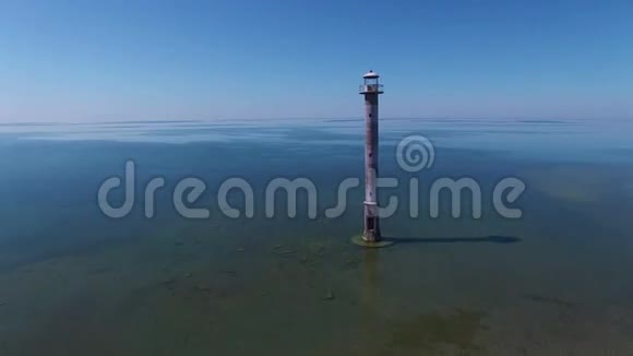 4K飞越老灯塔屹立于大海鸟瞰爱沙尼亚萨阿雷马岛基伊普斯阿雷图莱患视频的预览图