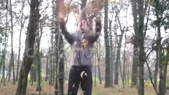 快乐的年轻人在空中扔树叶视频的预览图