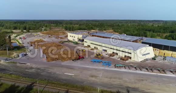 现代锯木厂的鸟瞰图锯木厂顶部的工作过程视频的预览图