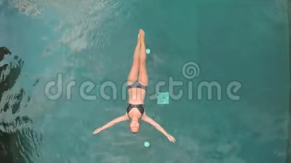 泳池里的女人视频的预览图