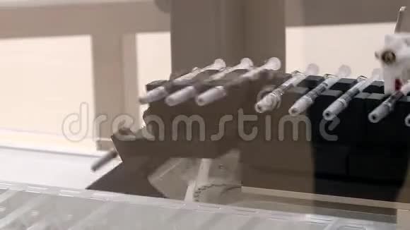 输送机制药厂生产注射器小瓶药品包装成品视频的预览图