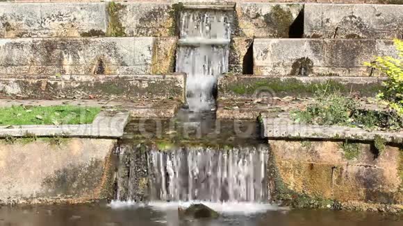 老式石头堆放花园瀑布视频的预览图