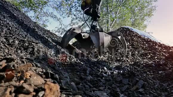 用液压挖掘机装载一辆卡车的煤视频的预览图