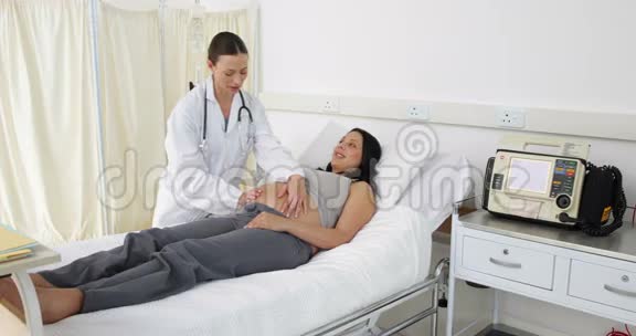 医生对Brunette孕妇进行检查视频的预览图
