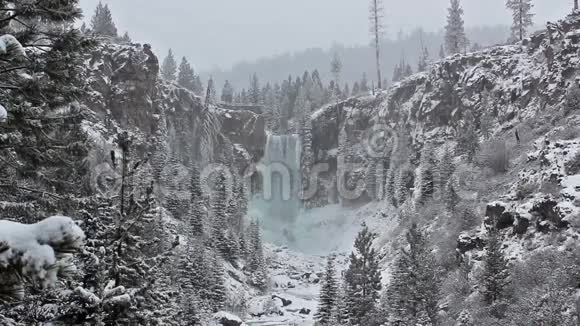 图马洛瀑布俄勒冈州冬季雪距离视频的预览图