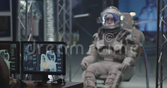 宇航员准备飞行视频的预览图