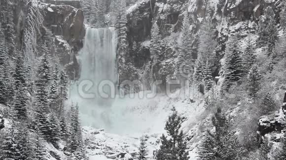 图马洛瀑布俄勒冈州冬季雪关闭视频的预览图