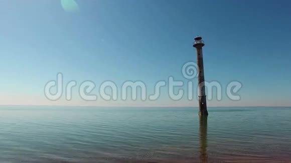 4K老灯塔屹立于大海尽收眼底爱沙尼亚萨阿雷马岛基伊普斯阿雷图莱患视频的预览图