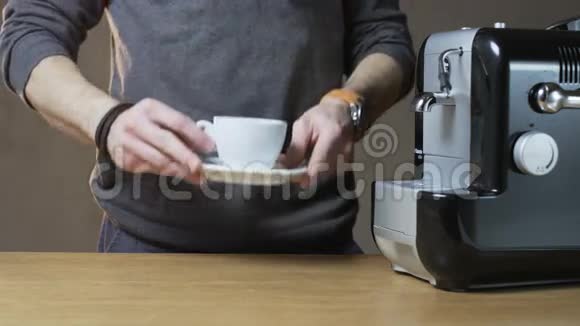 一个人把杯子放进咖啡机视频的预览图
