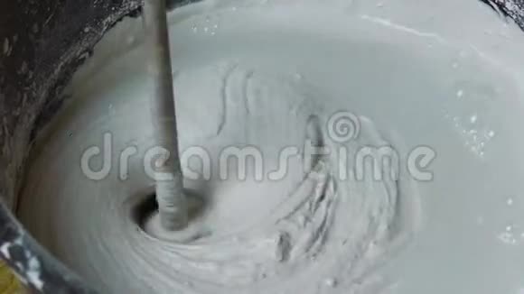 旋切搅拌机浸泡在搅拌桶中视频的预览图