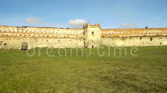 4天阳光明媚的古堡空中废墟视频的预览图
