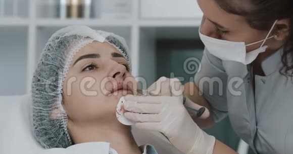 脂肪增强医生美容师在美容院给一位美女做了隆唇手术视频的预览图